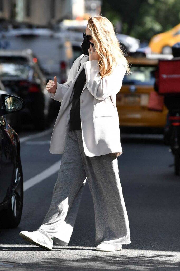 Jennifer Lawrence in a Grey Sweatpants
