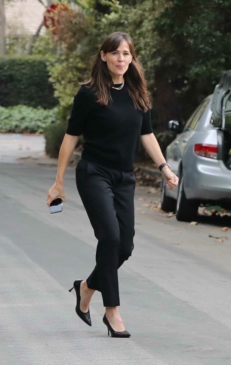 Jennifer Garner in a Black Outfit Visits Her House Under Construction