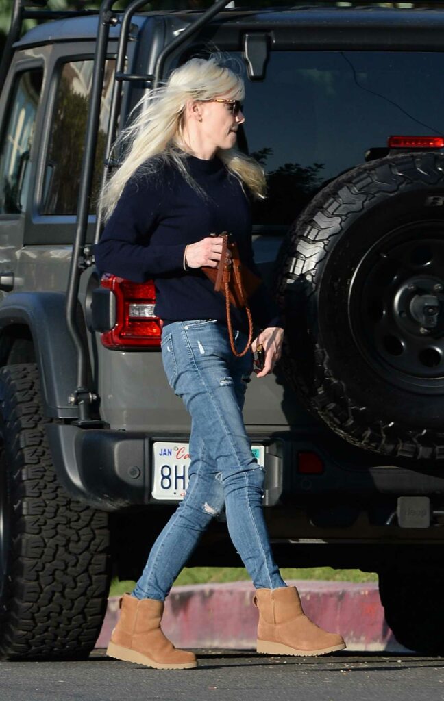 Anna Faris in a Blue Ripped Jeans