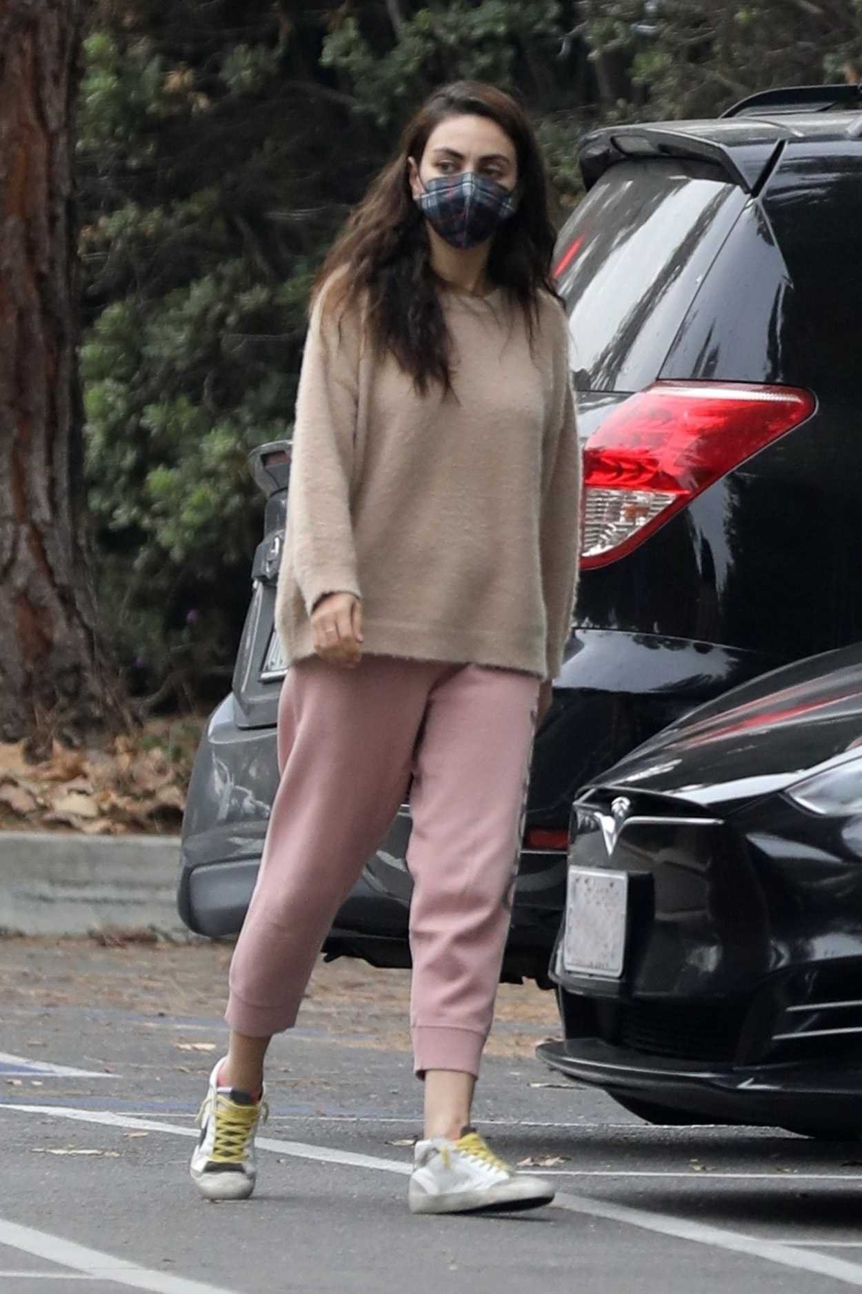 Mila Kunis in a Pink Sweatpants Was Seen Out in Beverly Hills 12/27 ...