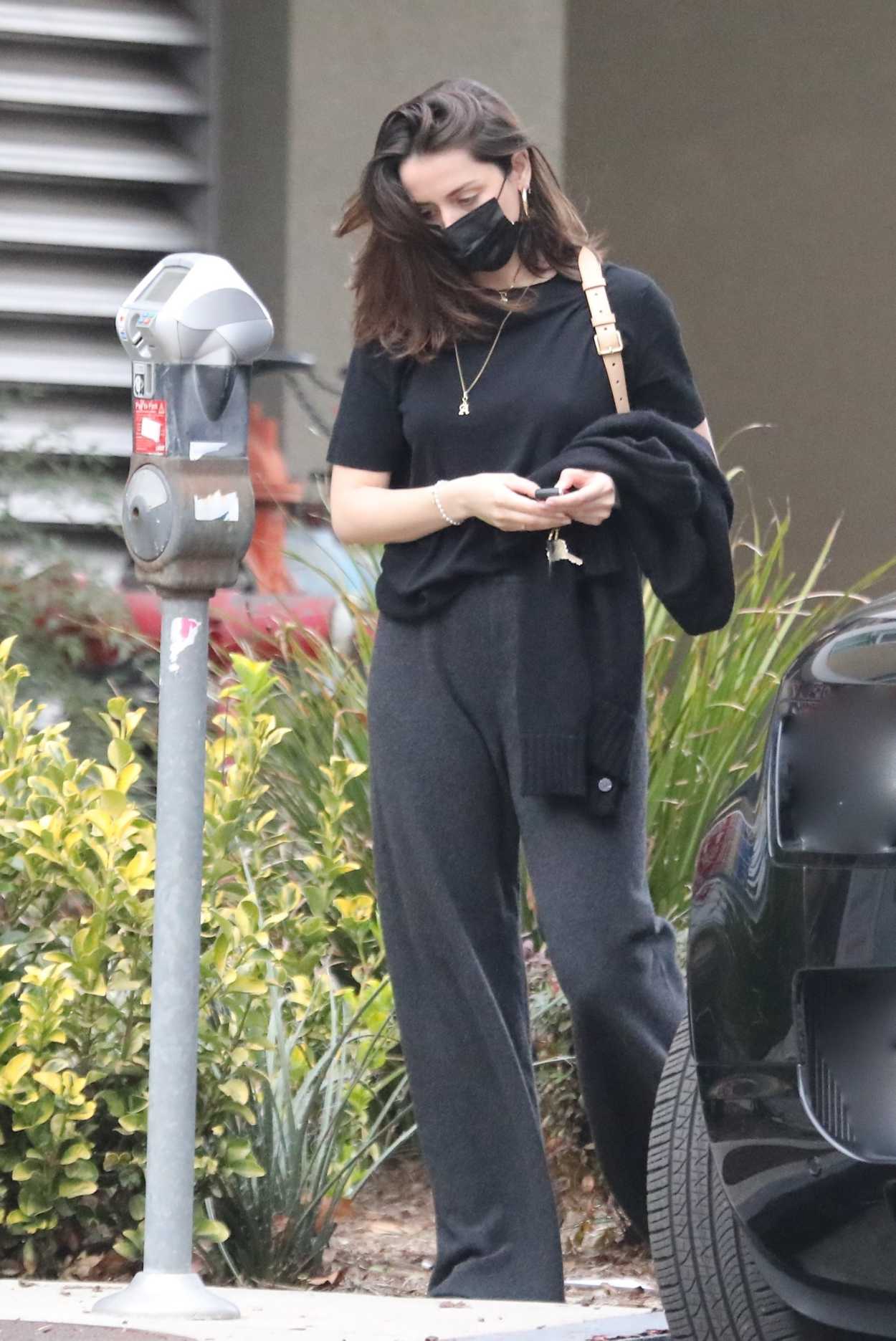 Ana de Armas in a Black Tee Was Seen Out in Hollywood 01/18/2022 ...