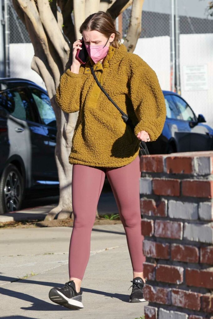 Kristen Bell in a Pink Leggings