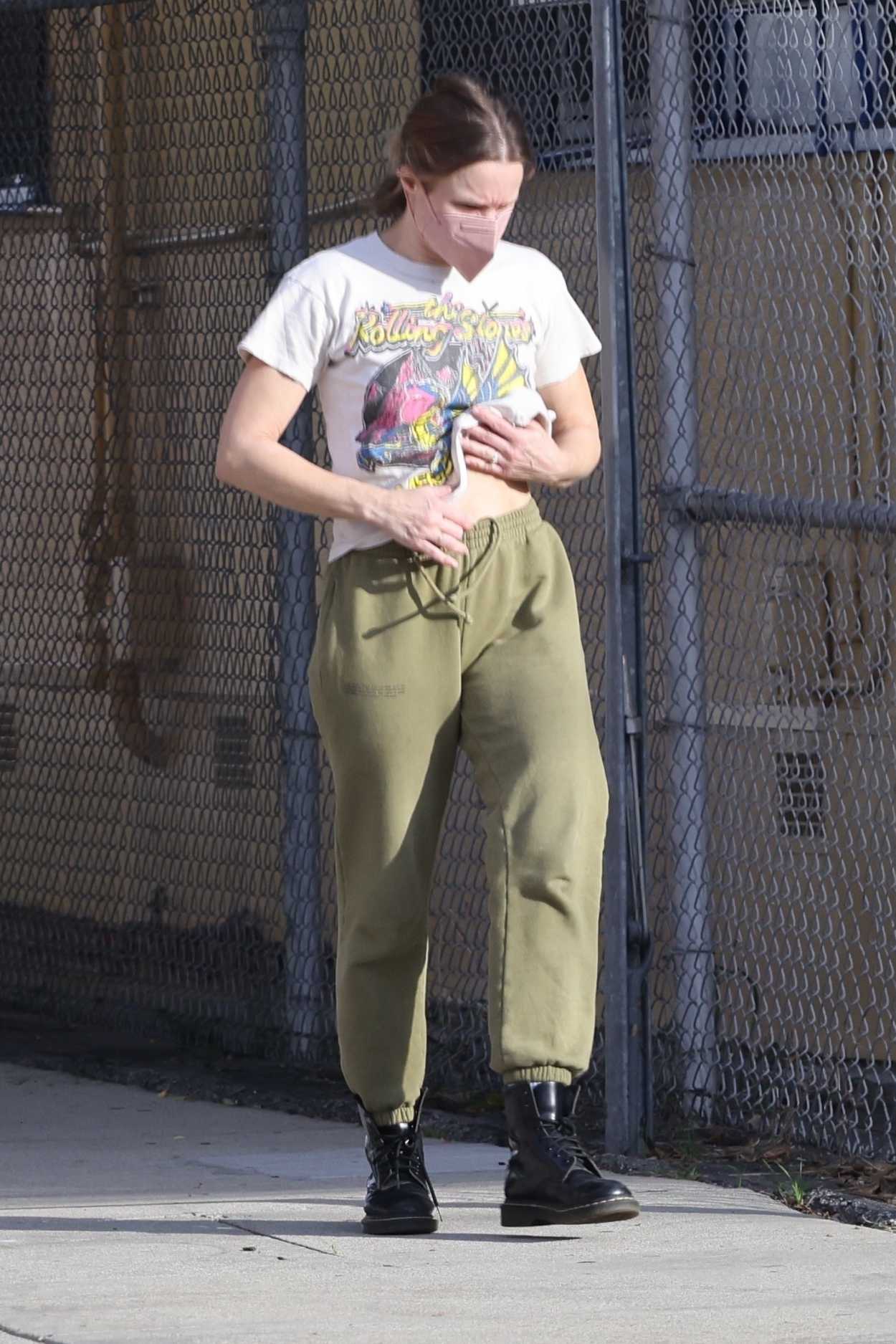 Kristen Bell in an Olive Sweatpants Goes Grocery Shopping in Los Feliz ...