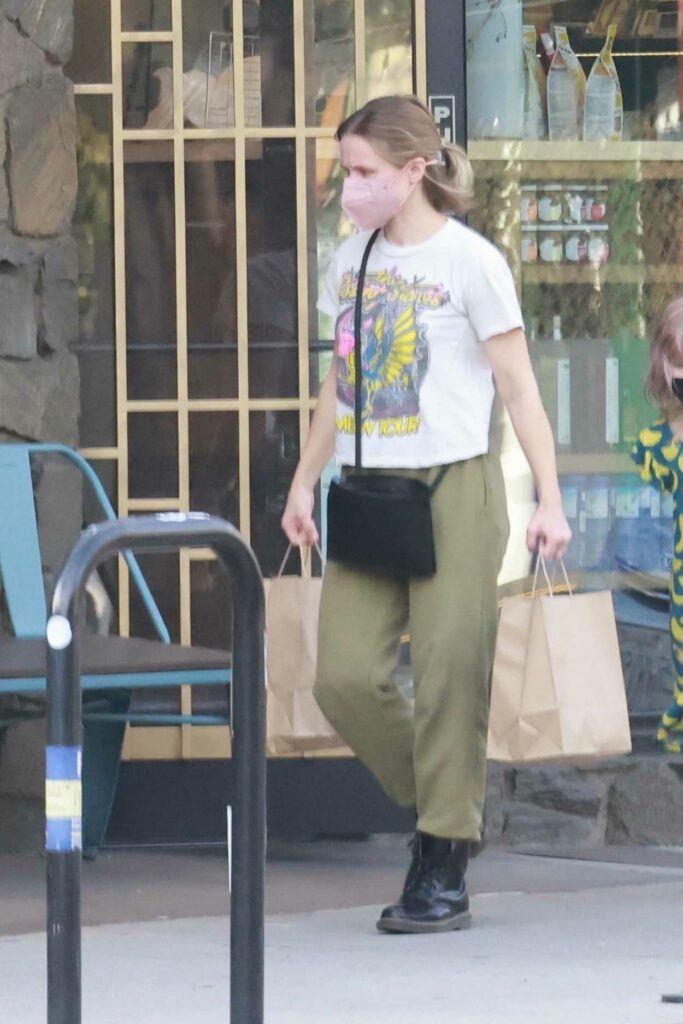 Kristen Bell in an Olive Sweatpants