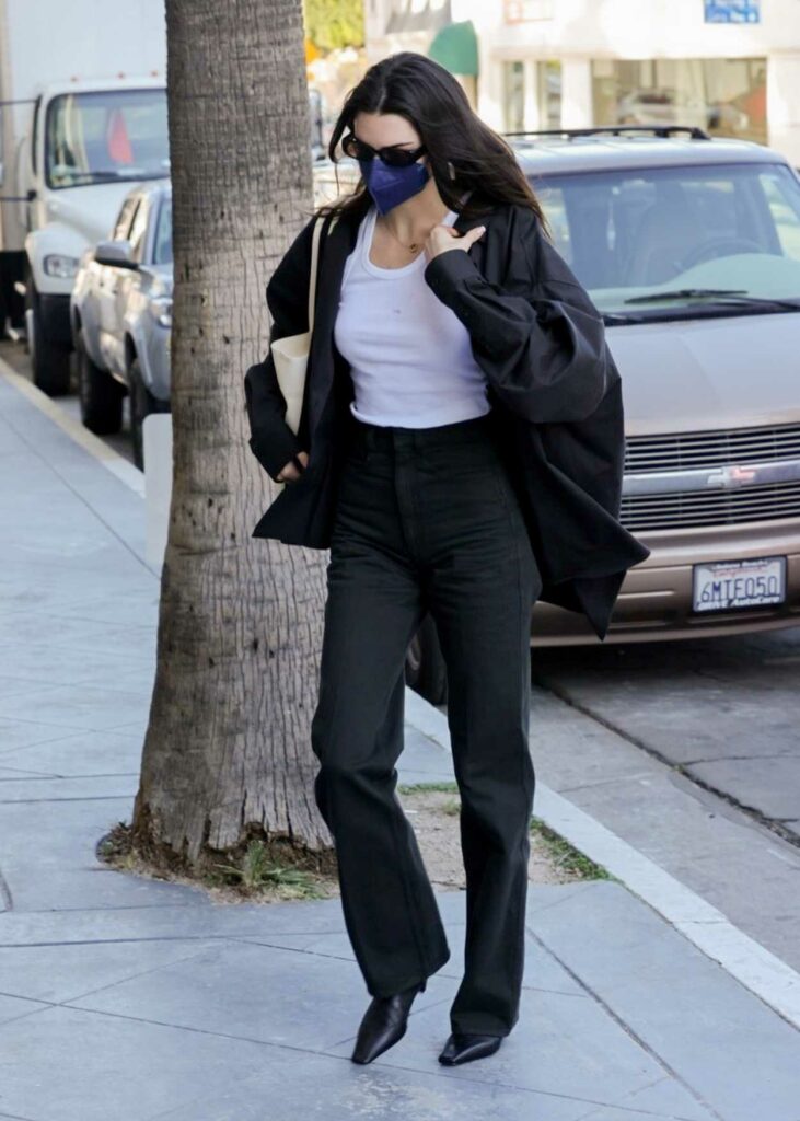 Kendall Jenner in a Black Oversized Shirt Arrives for a Meeting in Los ...
