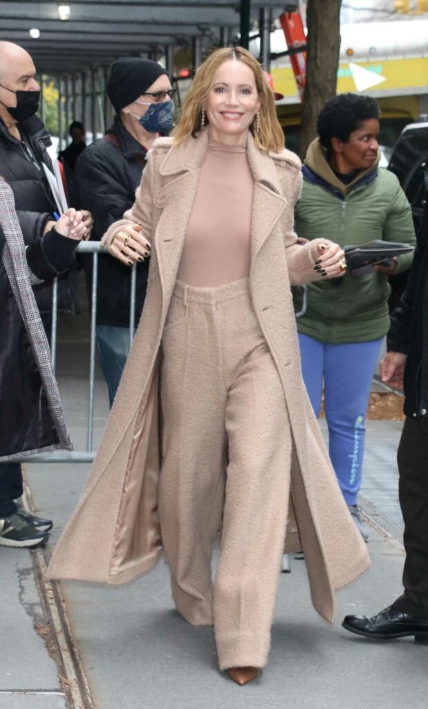 Leslie Mann in a Beige Outfit