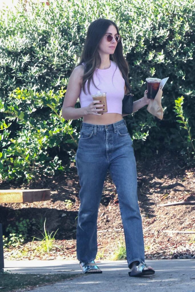 Alison Brie in a Blue Baggy Jeans