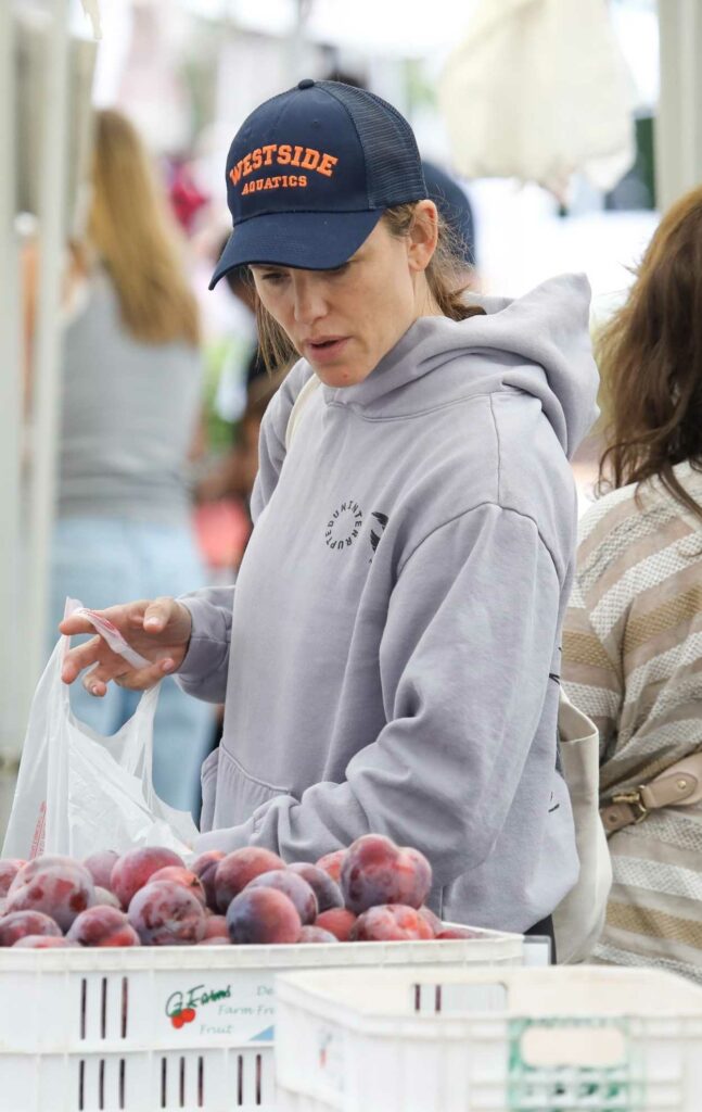 Jennifer Garner in a Grey Hoodie