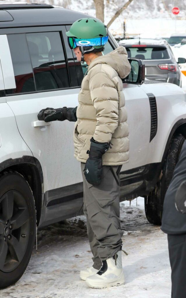 Justin Bieber in a Beige Puffer Jacket
