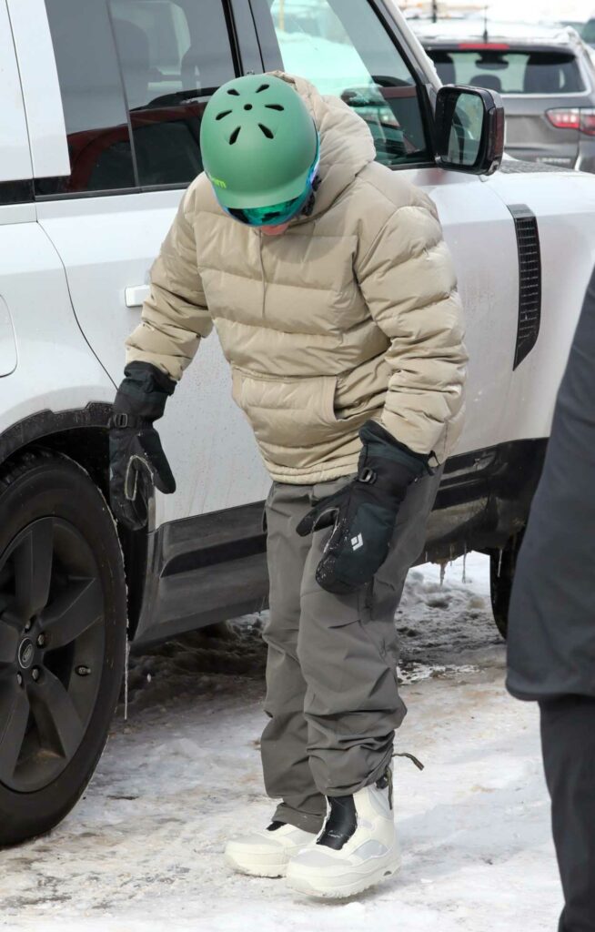 Justin Bieber in a Beige Puffer Jacket