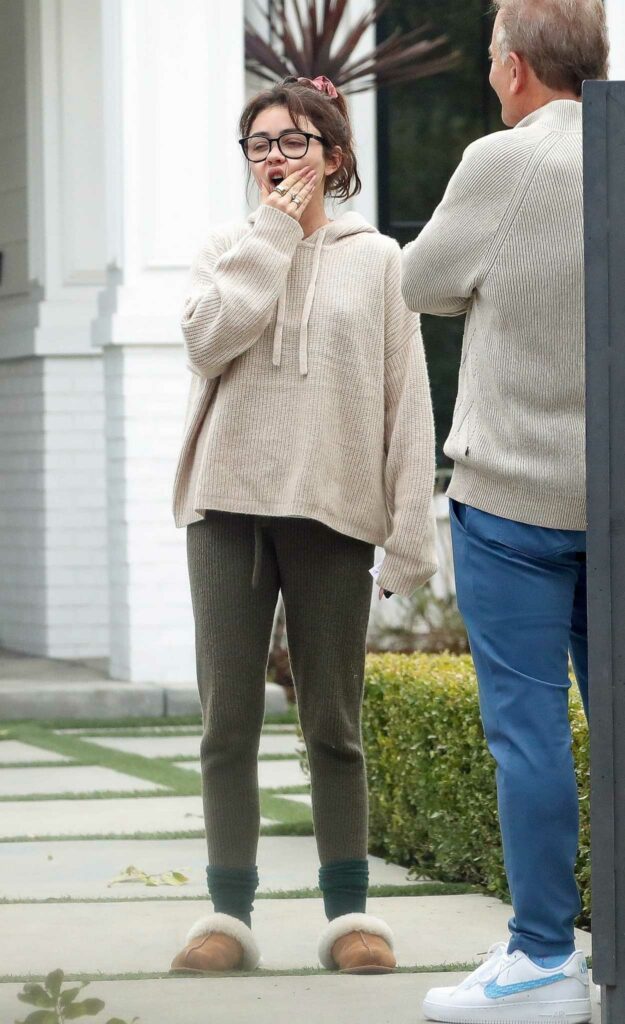 Sarah Hyland in a Beige Knitted Hoodie
