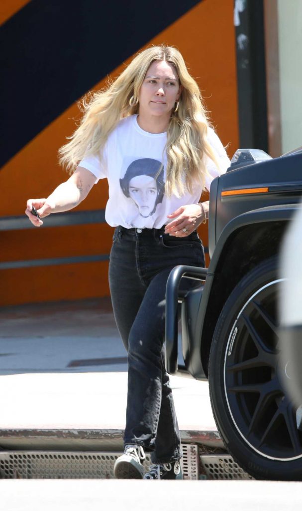 Hilary Duff in a White Tee