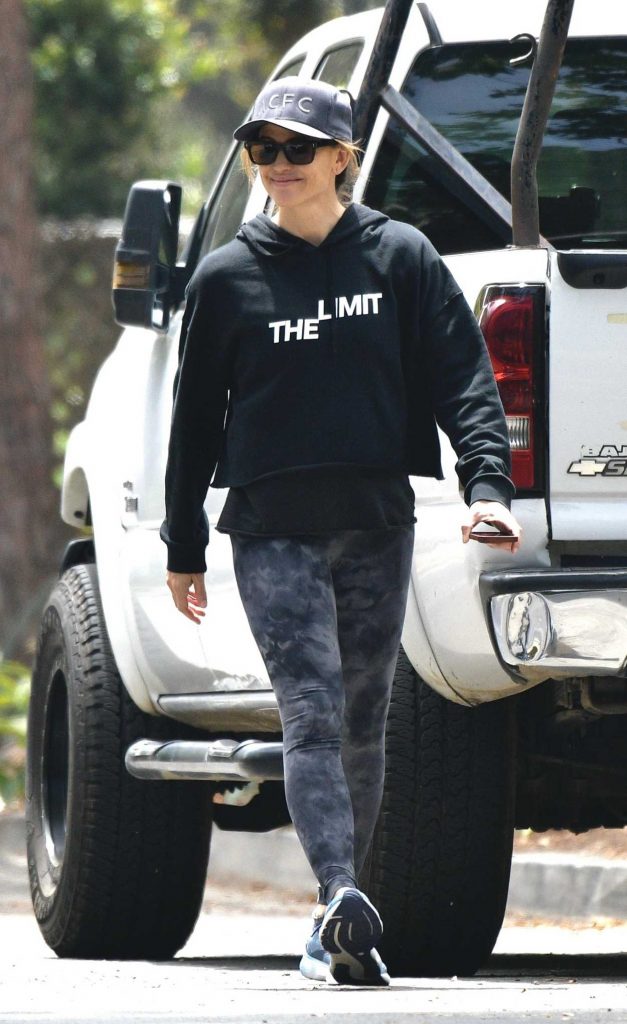 Jennifer Garner in a Black Hoodie