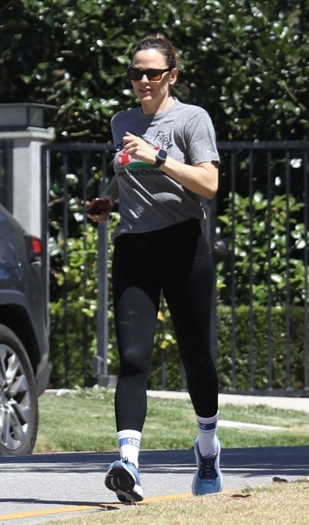 Jennifer Garner in a Grey Tee