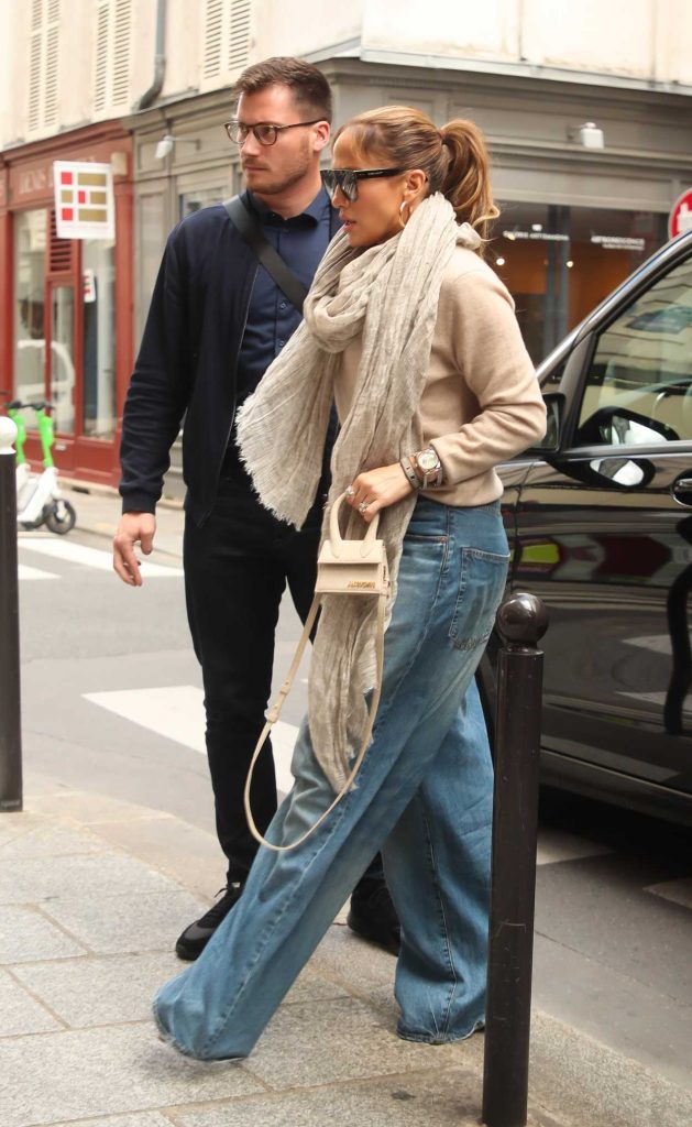 Jennifer Lopez in a Beige Sweatshirt