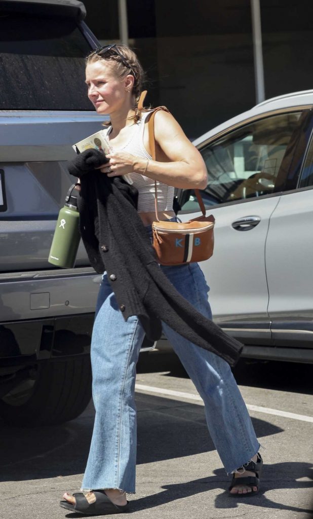 Kristen Bell in a Black Flip-Flops