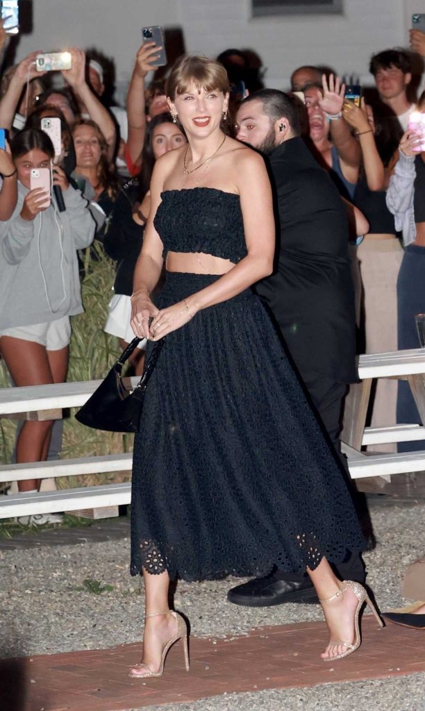 Taylor Swift in a Black Ensemble