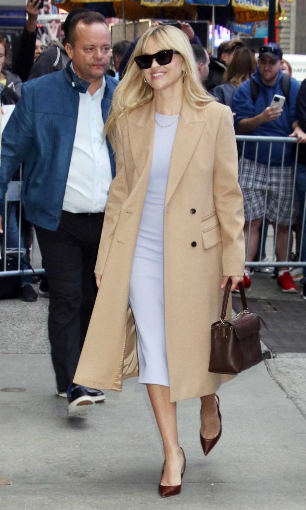 Reese Witherspoon in a Beige Coat