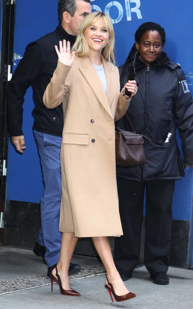 Reese Witherspoon in a Beige Coat