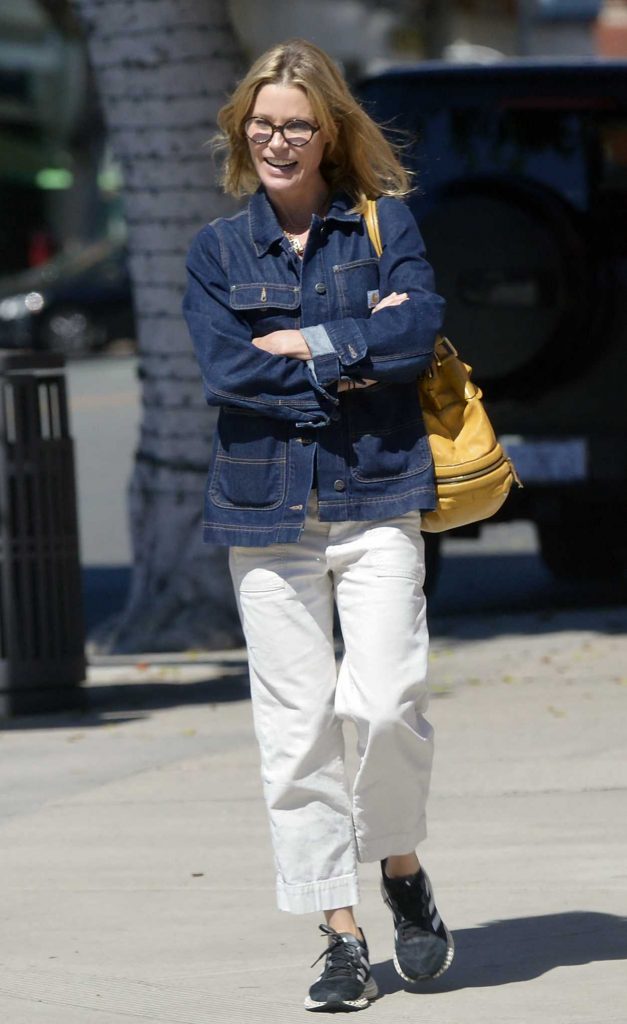 Julie Bowen in a White Pants