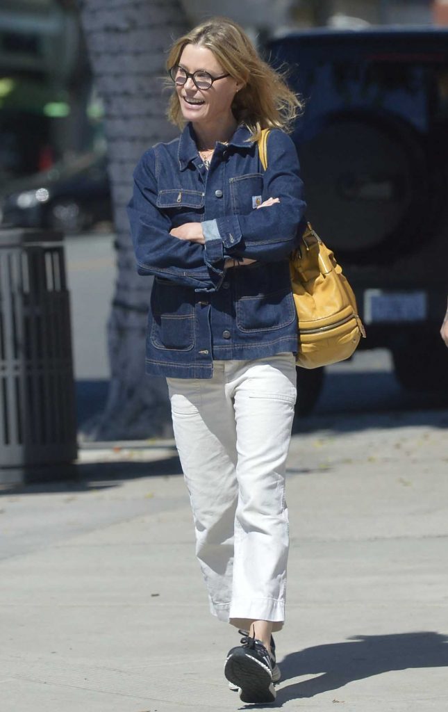 Julie Bowen in a White Pants