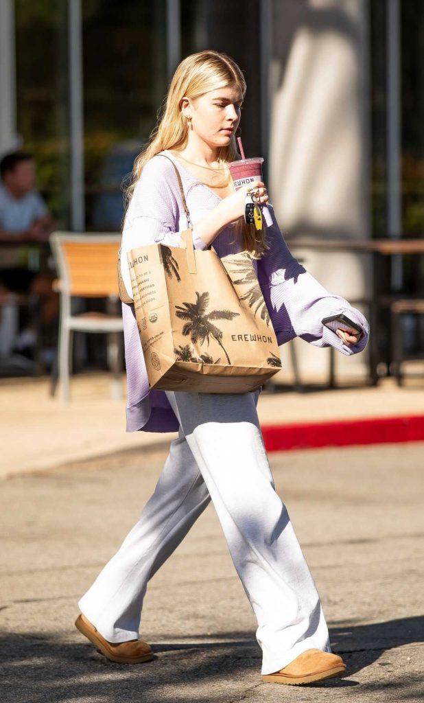 Lola Sheen in a White Sweatpants