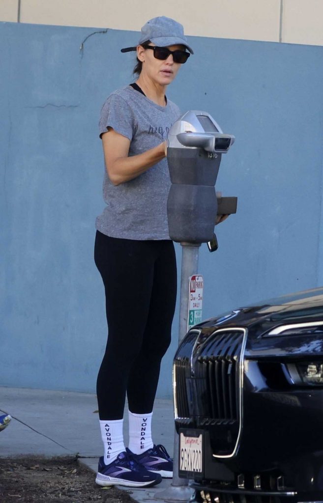 Jennifer Garner in a Grey Tee