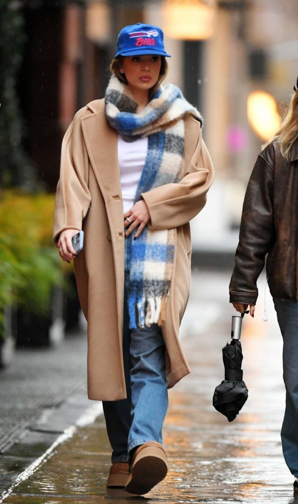 Hailee Steinfeld in a Beige Coat