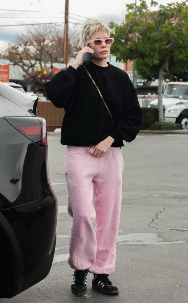 Halsey in a Pink Sweatpants