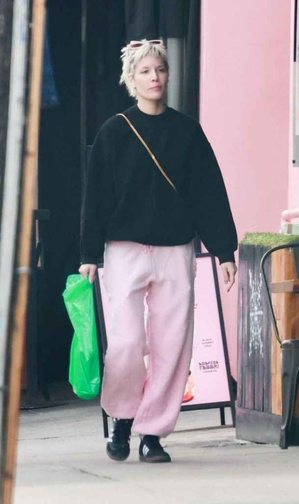 Halsey in a Pink Sweatpants