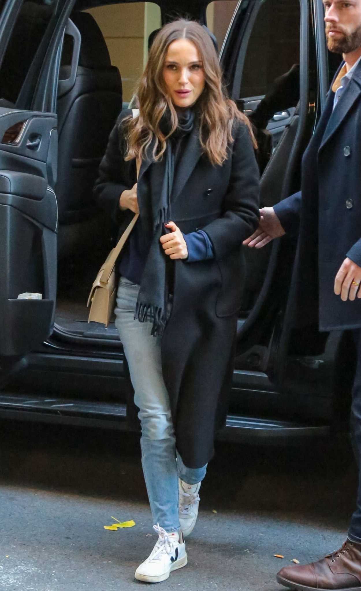 Natalie Portman in a Black Coat Was Seen Out in New York City 11/29 ...