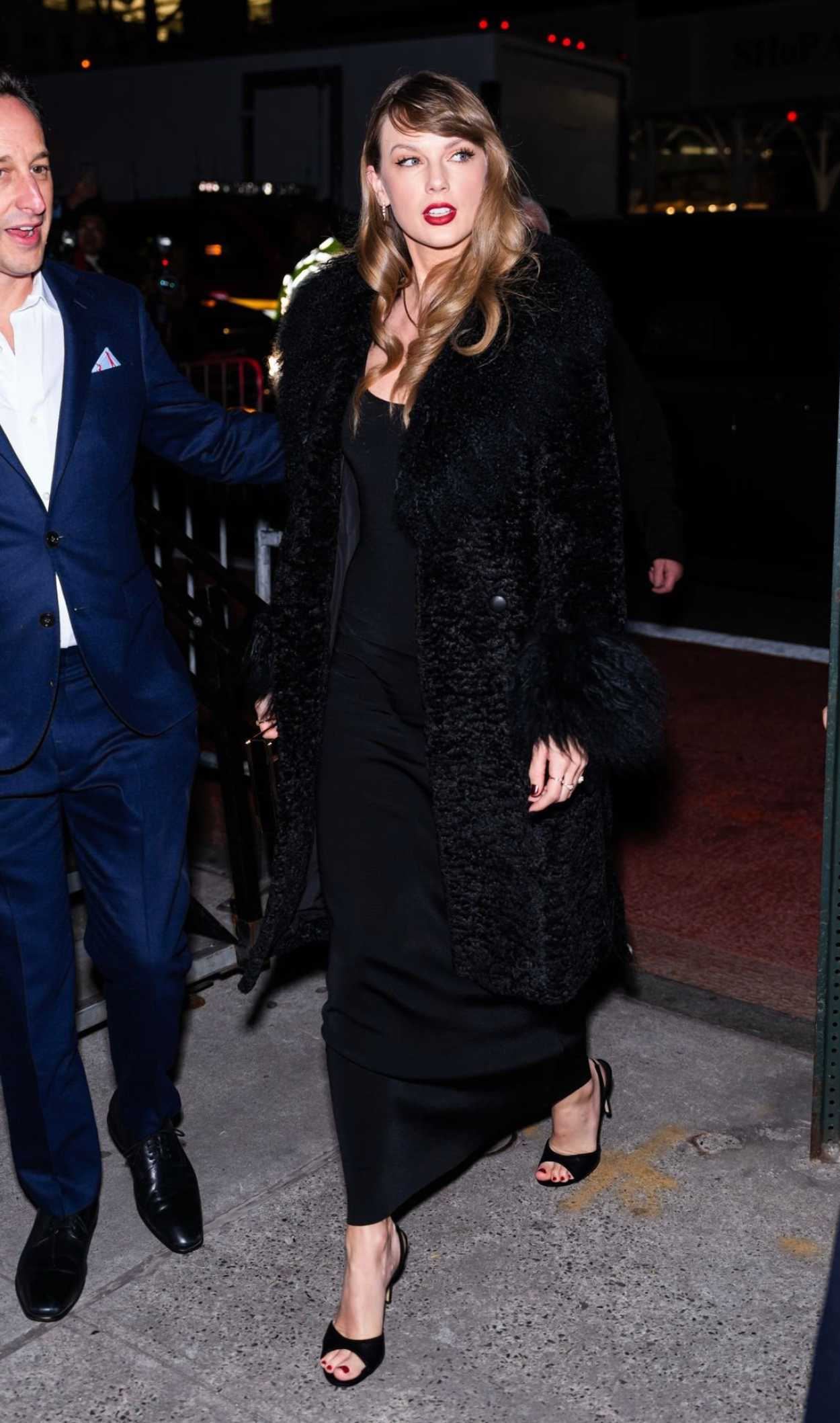 Taylor Swift in a Black Fur Coat Attends a Screening of Poor Things in ...