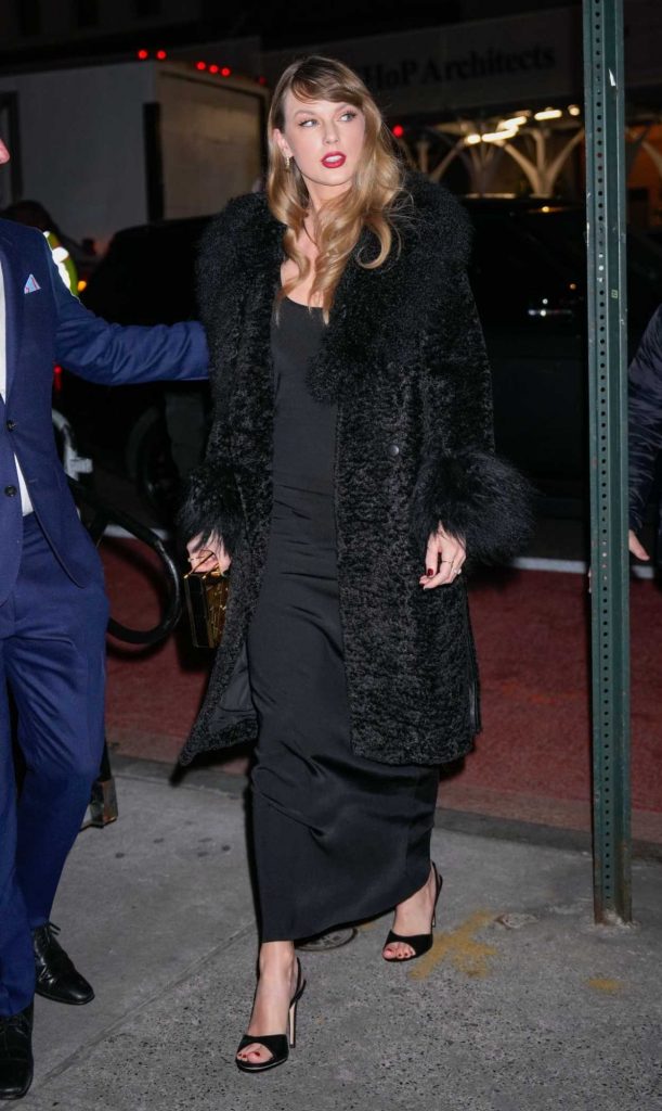 Taylor Swift in a Black Fur Coat