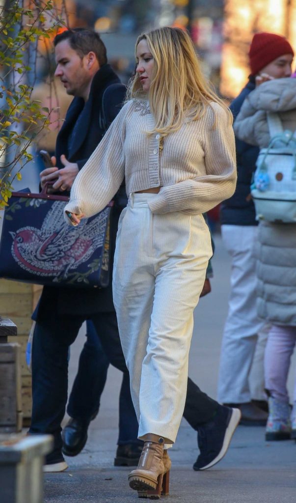 Kate Hudson in a Beige Cardigan