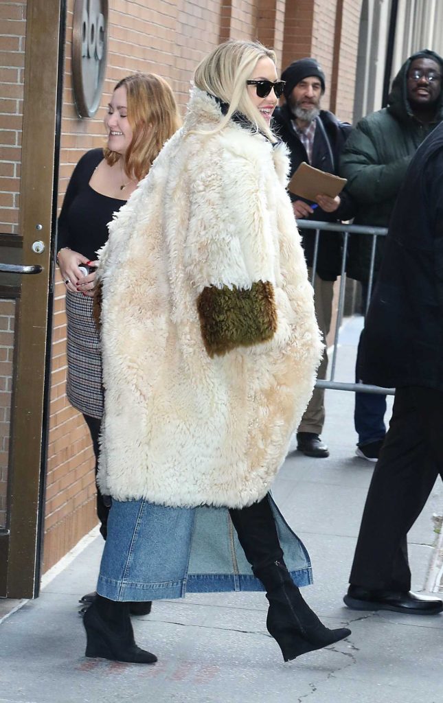 Kate Hudson in a Beige Fur Coat