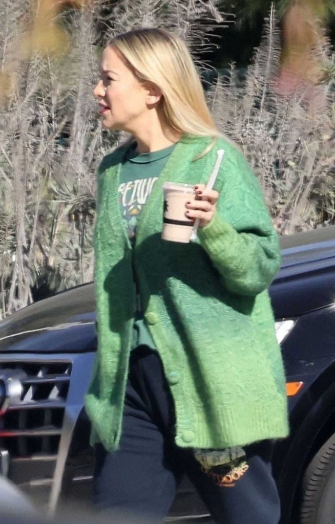 Kate Hudson in a Green Cardigan