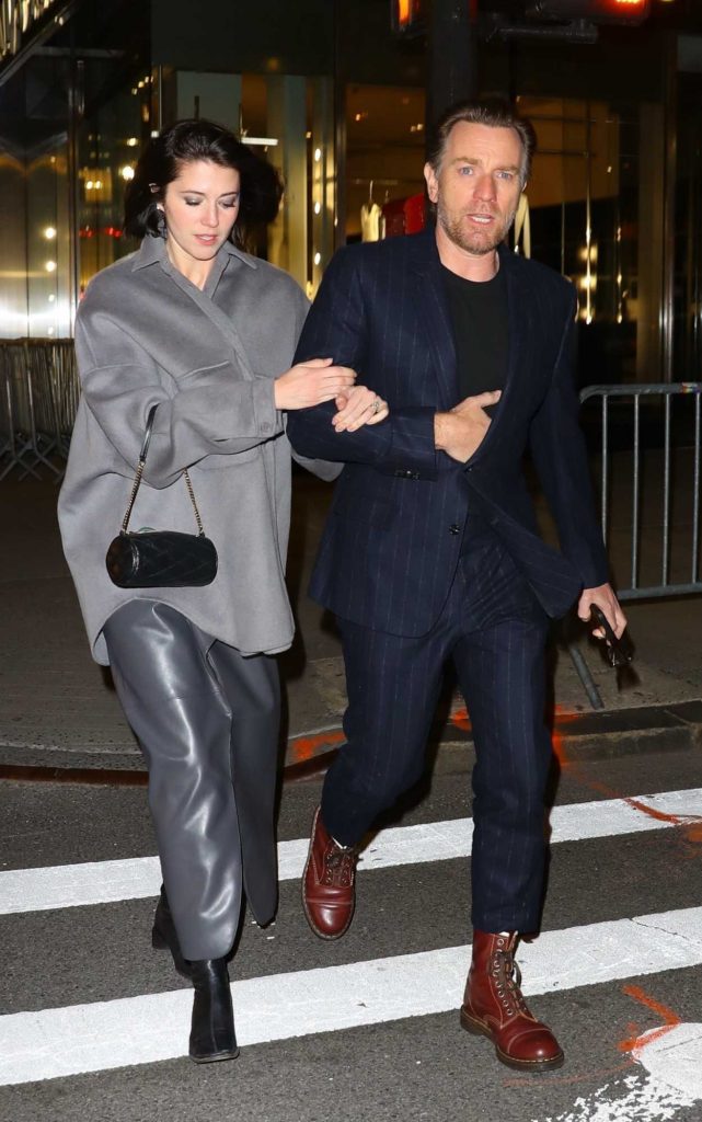 Mary Elizabeth Winstead in a Grey Oversized Shirt