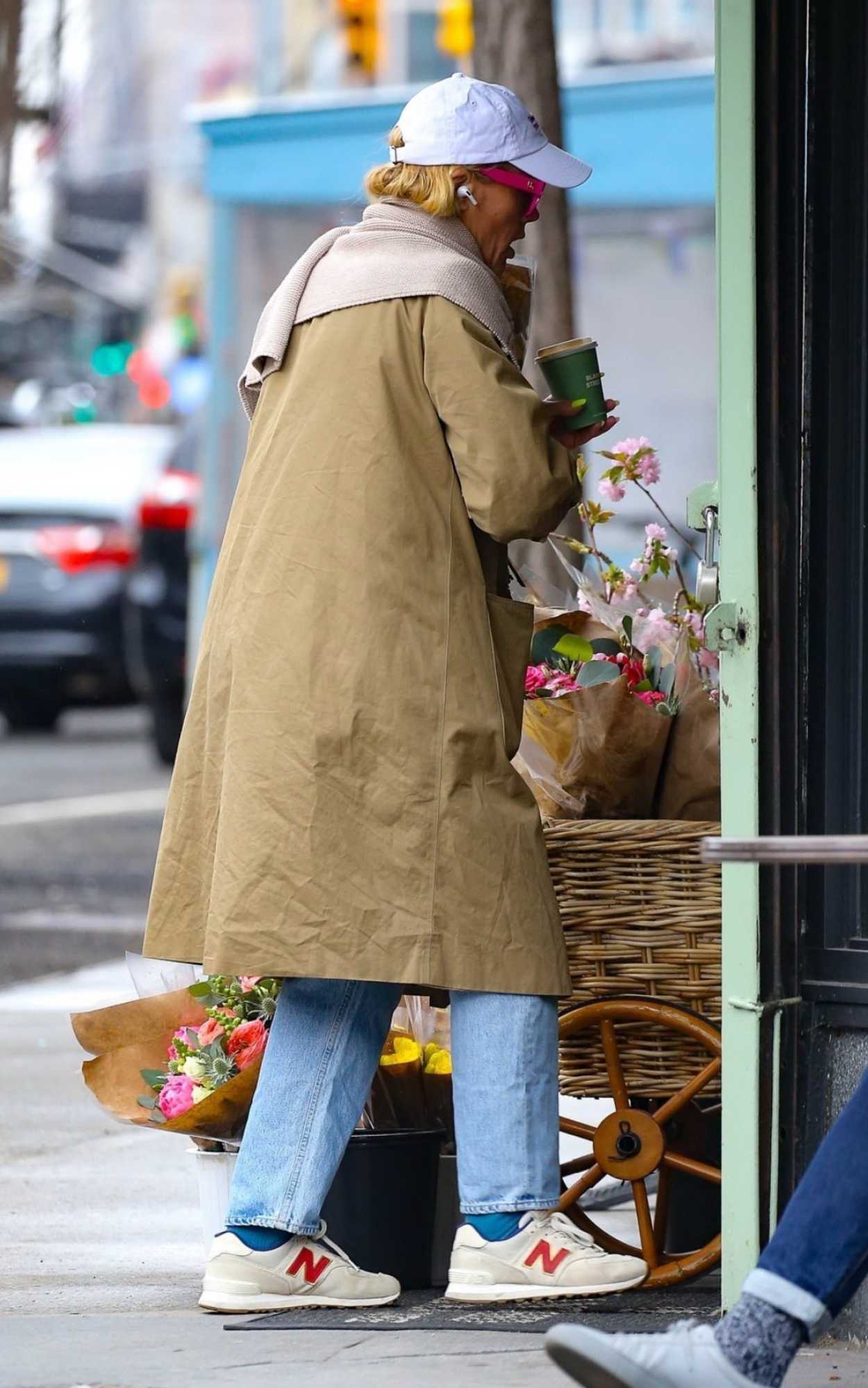 Busy Philipps in a White Cap Shops for Flowers in New York 04/13/2024 ...
