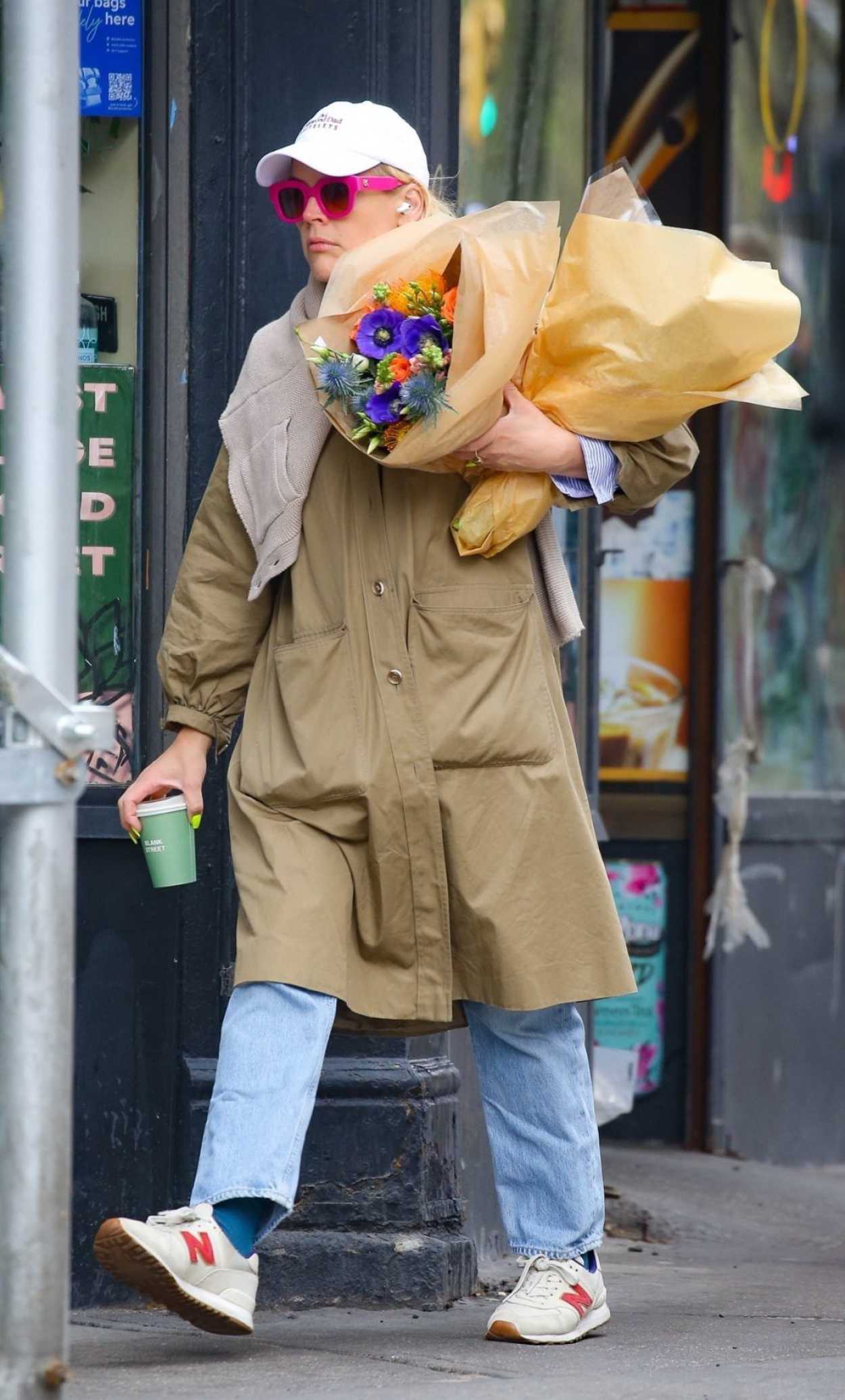 Busy Philipps in a White Cap Shops for Flowers in New York 04/13/2024 ...