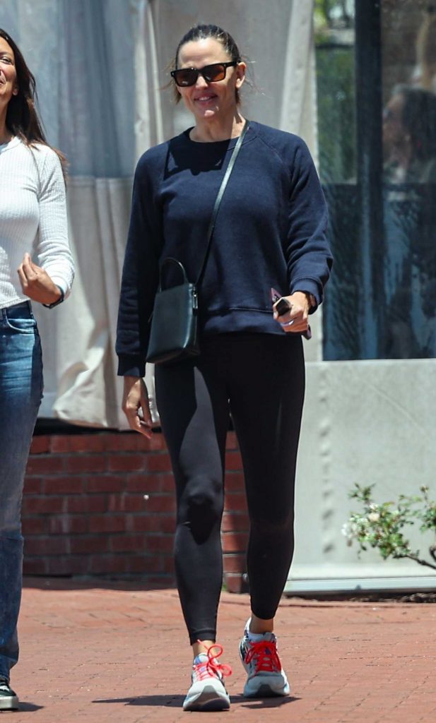 Jennifer Garner in a Black Leggings