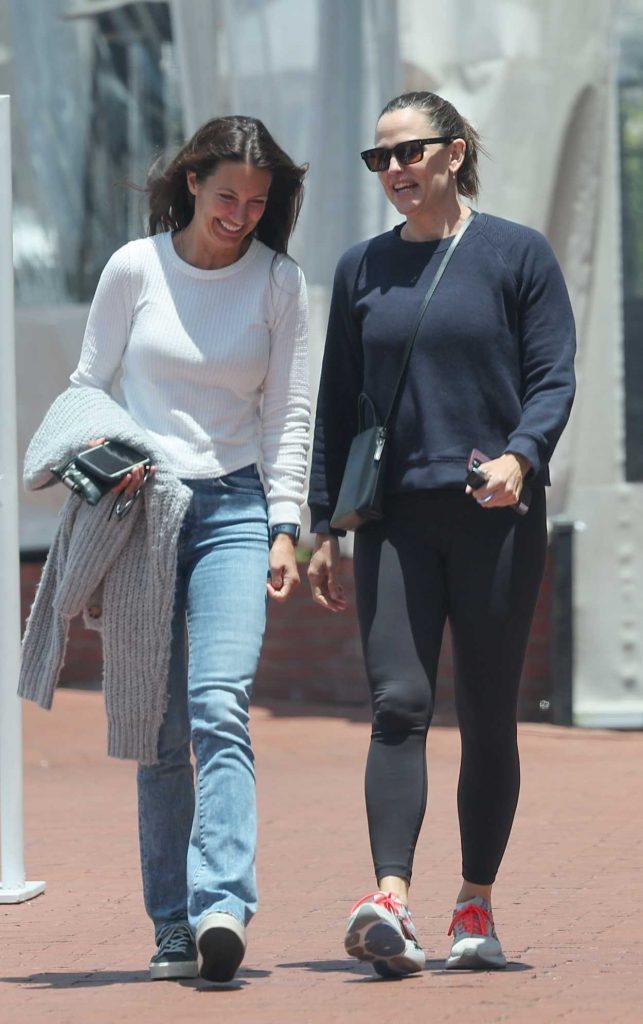 Jennifer Garner in a Black Leggings