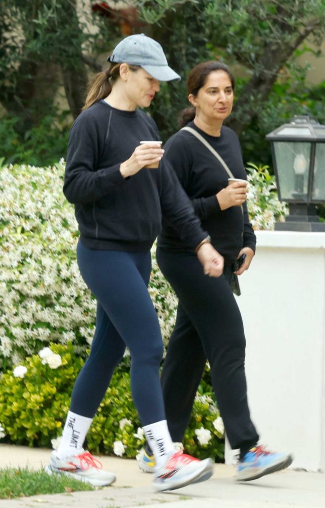 Jennifer Garner in a Blue Leggings