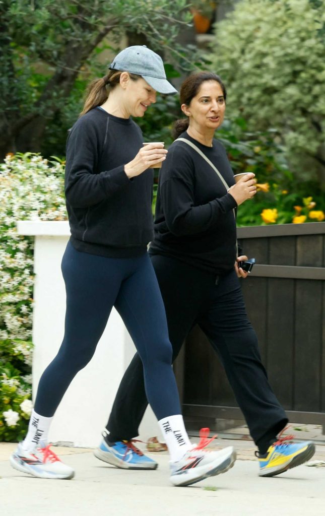 Jennifer Garner in a Blue Leggings