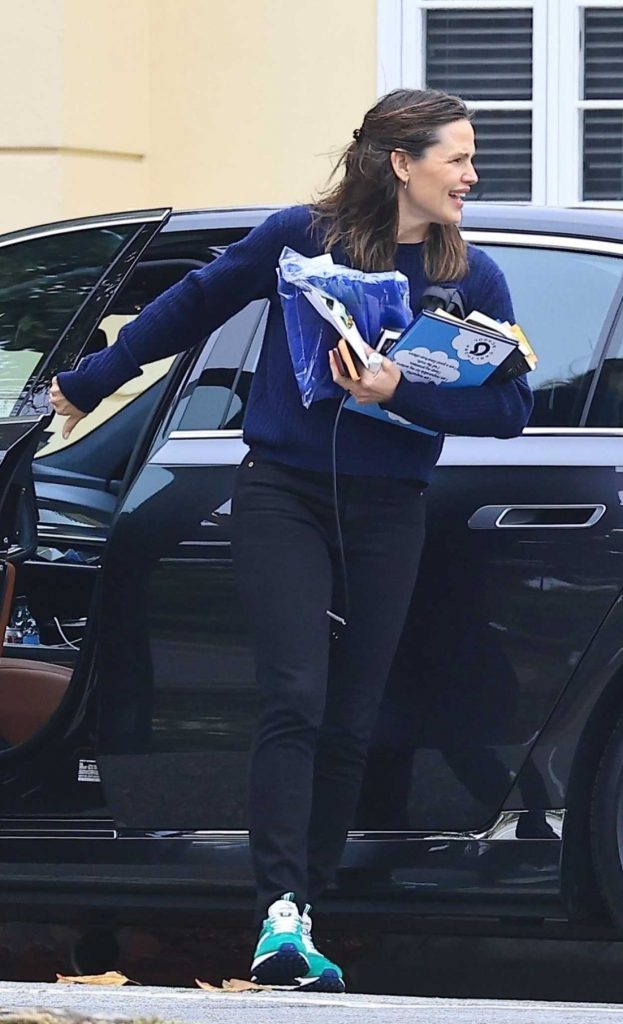 Jennifer Garner in a Green Sneakers