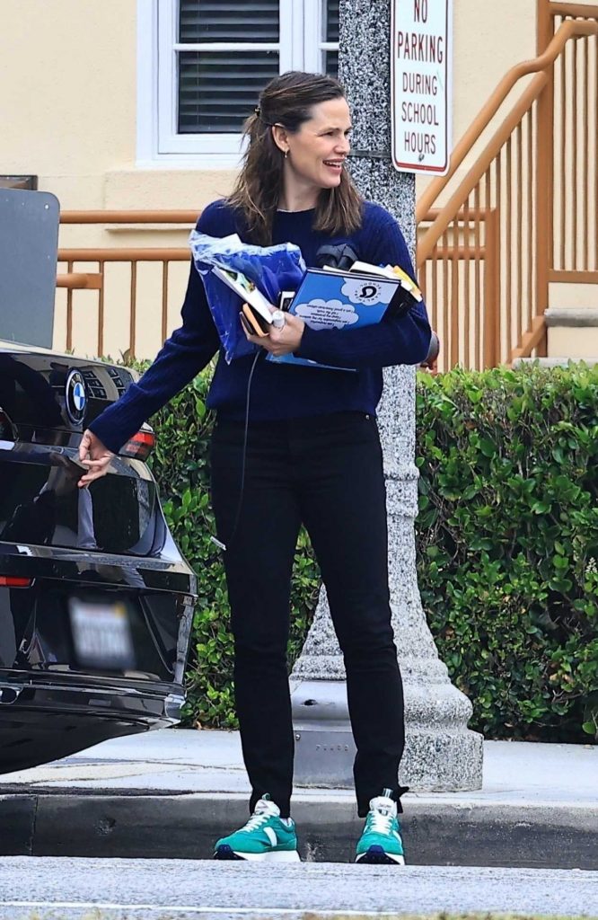 Jennifer Garner in a Green Sneakers