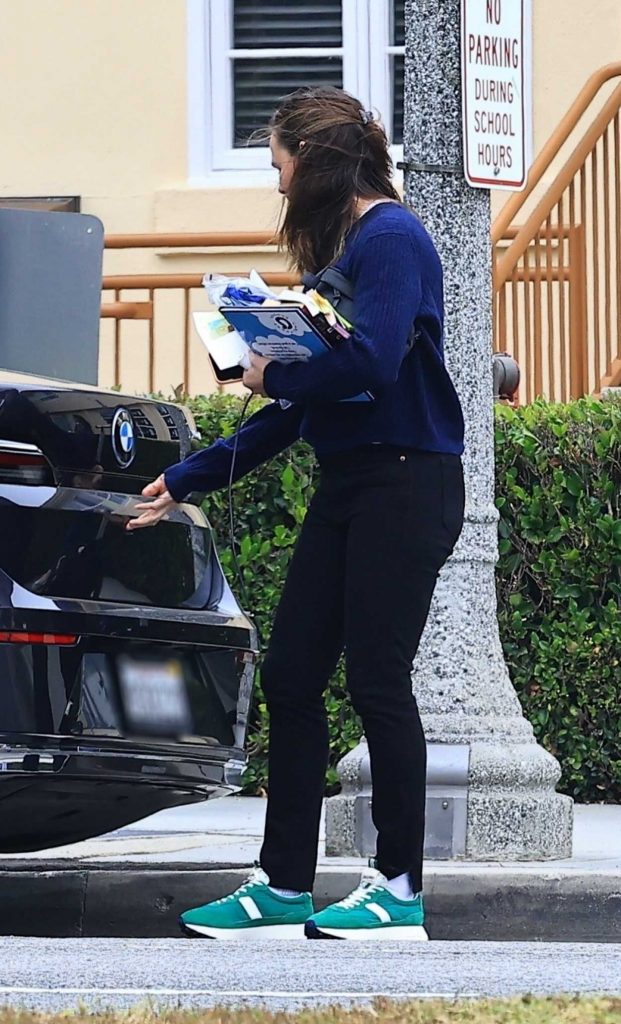 Jennifer Garner in a Green Sneakers