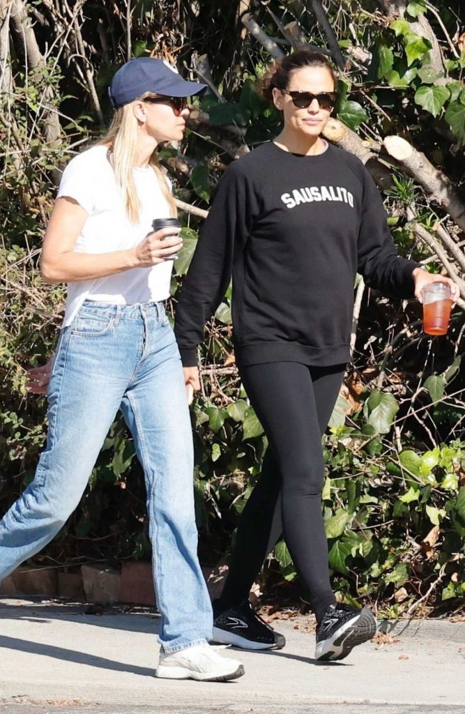 Jennifer Garner in a Black Sweatshirt