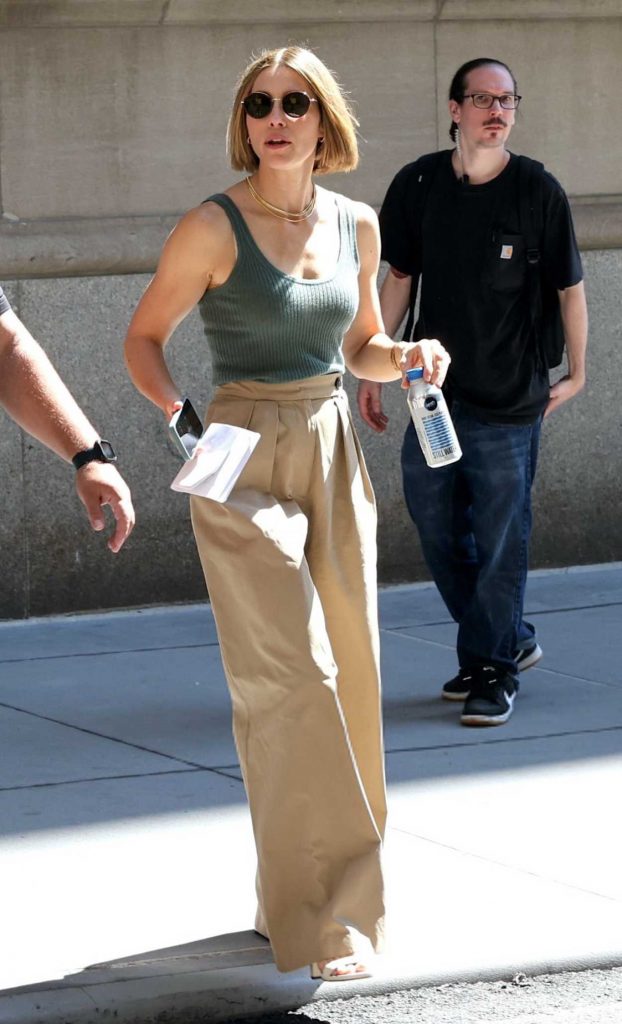 Jessica Biel in a Beige Pants