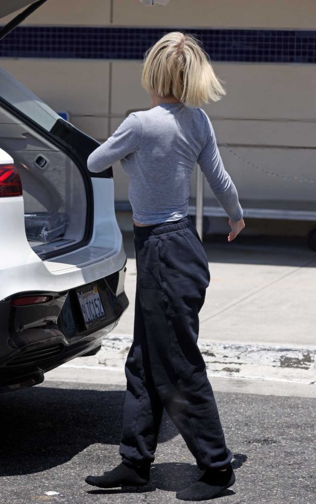 Julianne Hough in a Black Sweatpants