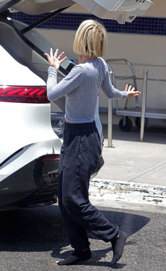 Julianne Hough in a Black Sweatpants